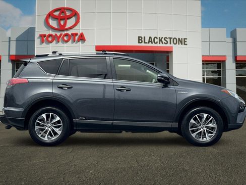 Certified 2018 Toyota RAV4 LE AWD/4WD image 2