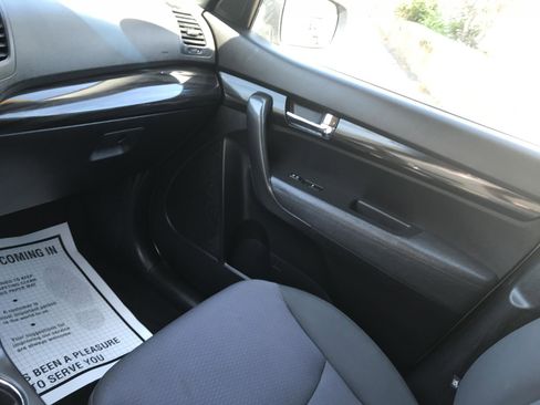 Used 2013 Kia Sorento LX image 14