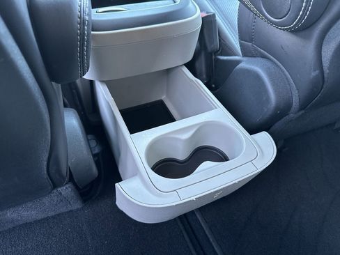 Used 2023 Chrysler Pacifica Touring-L image 27