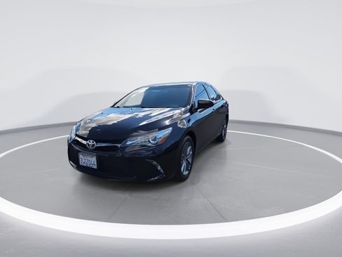 Used 2015 Toyota Camry SE image 3