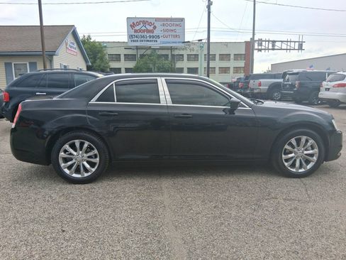 Used 2019 Chrysler 300 Touring AWD/4WD image 8