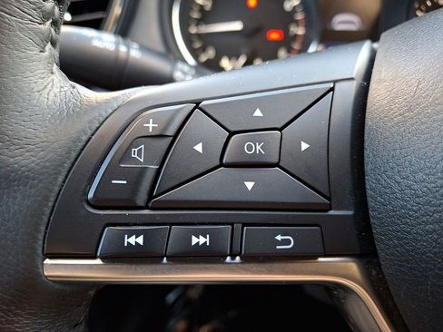 Used 2018 Nissan Rogue SV w/ Premium Package image 22