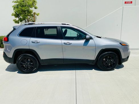 Used 2017 Jeep Cherokee Latitude FWD image 5