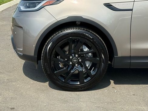 Used 2025 Land Rover Discovery S image 9