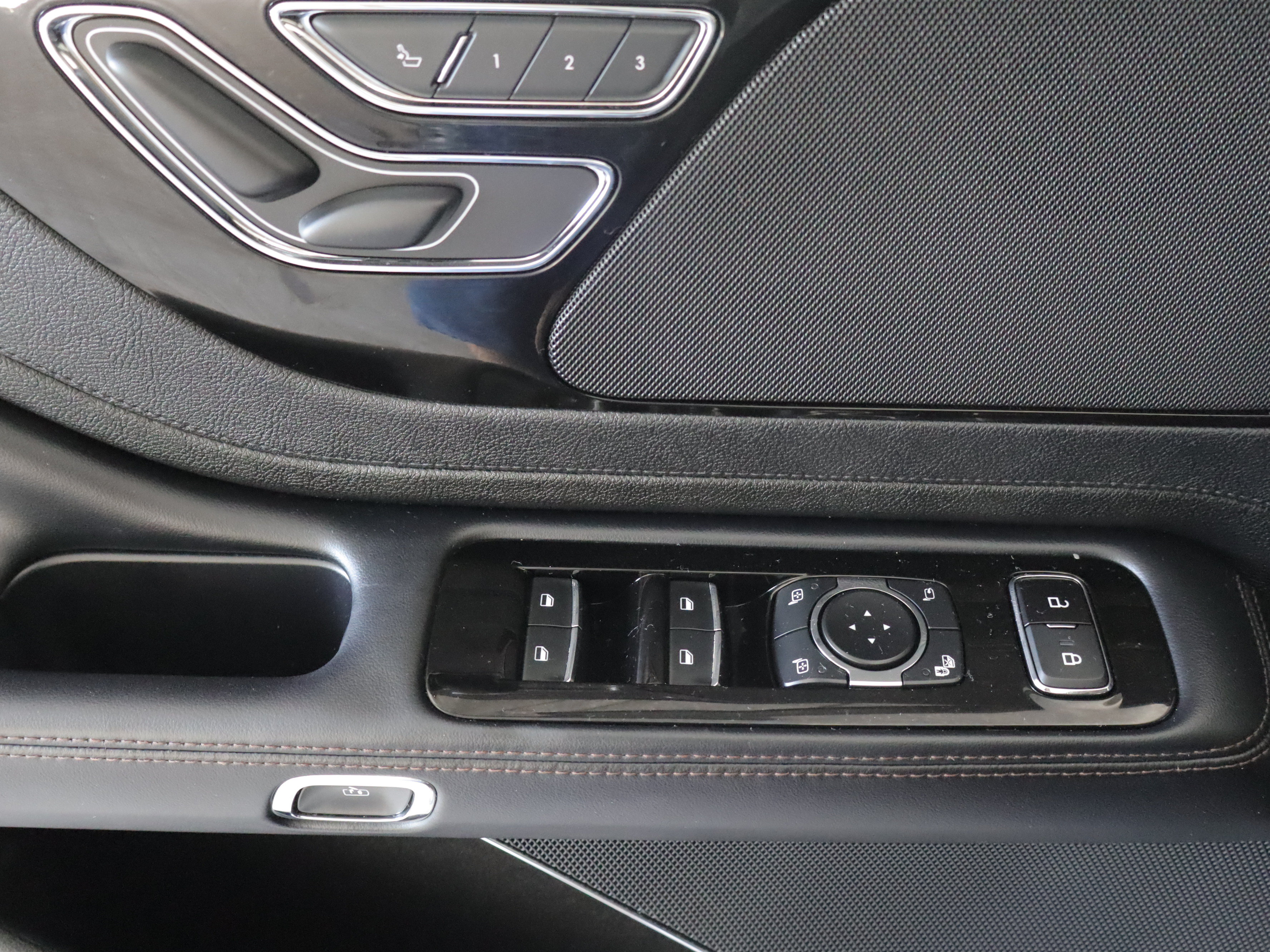 Used 2023 Lincoln Aviator AWD w/ Premium Package image 13