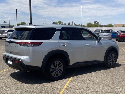 Used 2025 Nissan Pathfinder S FWD image 5