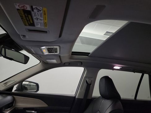 Used 2024 Toyota Grand Highlander Limited image 17