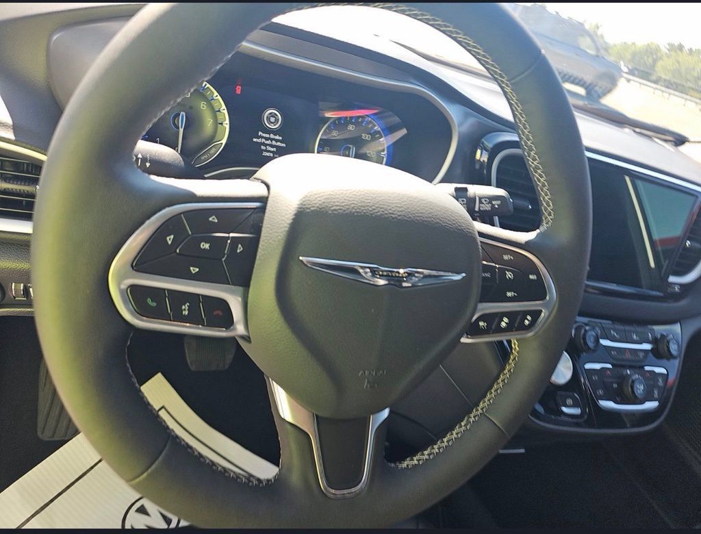 Used 2026 Chrysler Pacifica Select FWD image 3