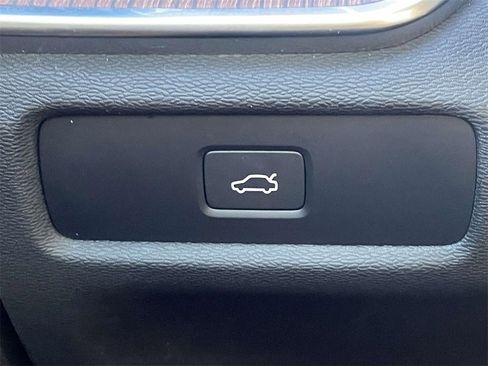 Used 2023 Volvo V60 B5 Cross Country Ultimate image 19