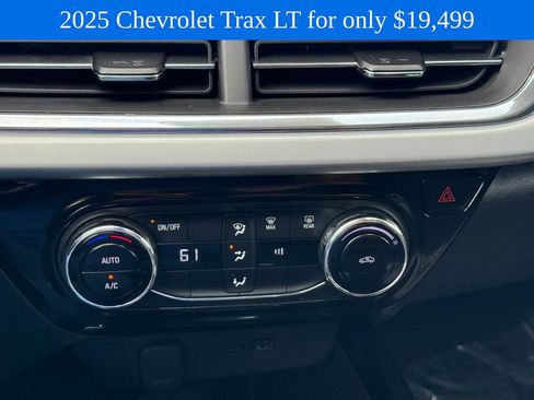 Used 2025 Chevrolet Trax LT FWD image 17