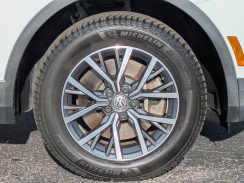 Used 2020 Volkswagen Tiguan SE w/ Panoramic Sunroof Package FWD image 9