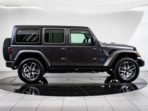 Used 2024 Jeep Wrangler Unlimited image 11
