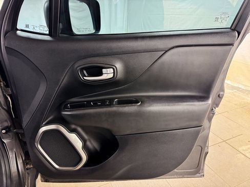 Used 2019 Jeep Renegade Limited FWD image 18
