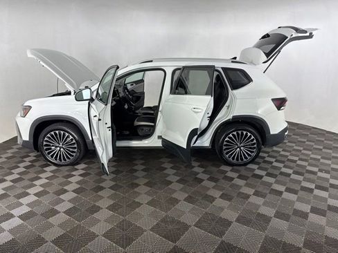Used 2025 Volkswagen Taos SE FWD image 9