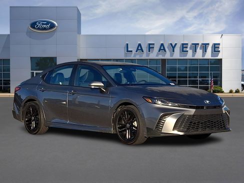 Used 2025 Toyota Camry SE image 1