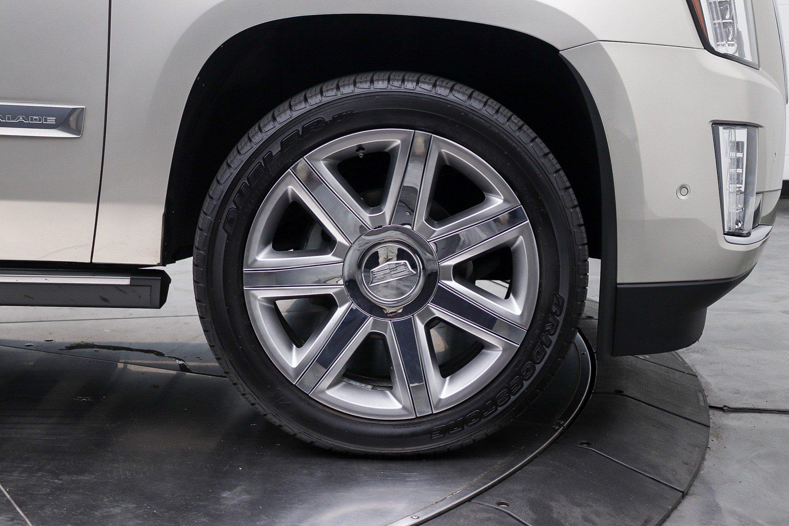 Used 2017 Cadillac Escalade Premium Luxury AWD/4WD image 21