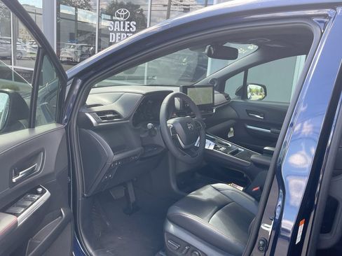 Used 2026 Toyota Sienna XSE FWD image 11