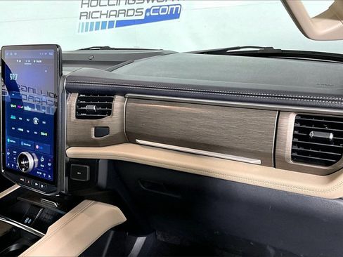 Used 2024 Ford Expedition Limited image 12