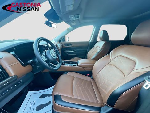Used 2024 Nissan Pathfinder Platinum w/ Cargo Package image 27