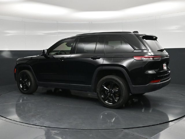 Used 2023 Jeep Grand Cherokee Limited w/ Black Appearance Package AWD/4WD image 10