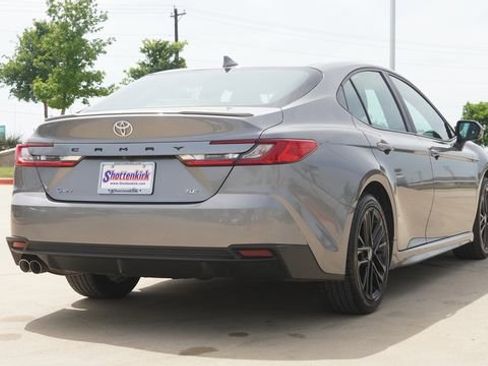 Used 2025 Toyota Camry SE image 9