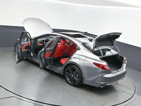 Used 2025 Toyota Camry XSE image 3