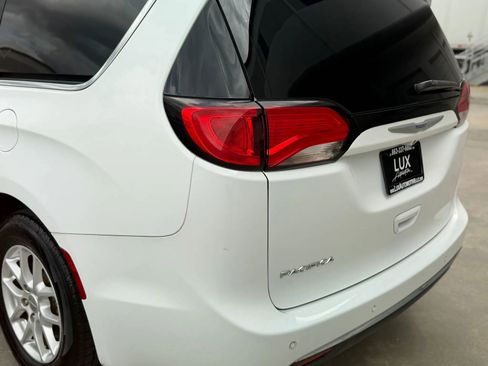 Used 2020 Chrysler Pacifica Touring-L FWD image 12