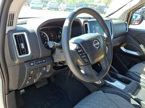 Used 2025 Nissan Frontier SV w/ SV Convenience Package image 18