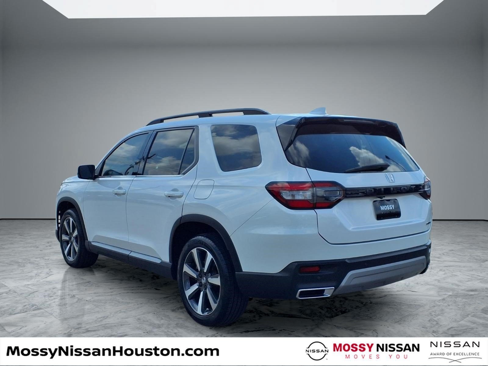 Used 2024 Honda Pilot Touring image 2