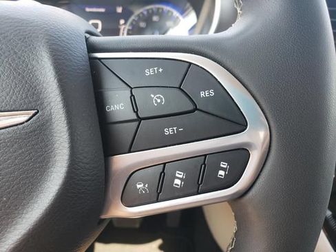 Used 2024 Chrysler Pacifica Touring-L FWD image 26