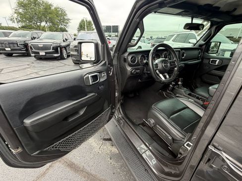 Used 2018 Jeep Wrangler Unlimited Sahara w/ Dual Top Group AWD/4WD image 19