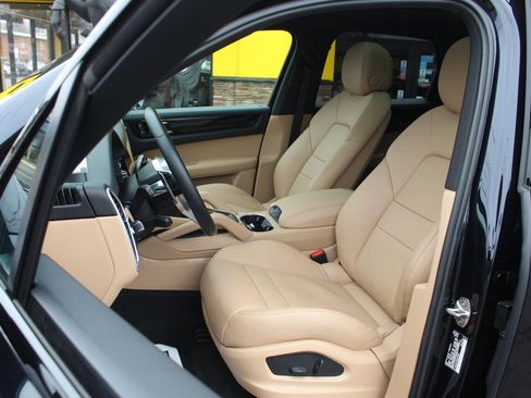 Used 2023 Porsche Cayenne image 12