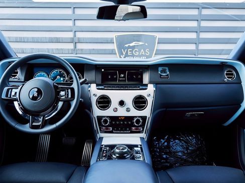 Used 2022 Rolls-Royce Cullinan w/ Cullinan Package image 60