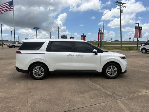 Used 2023 Kia Carnival LX FWD image 8