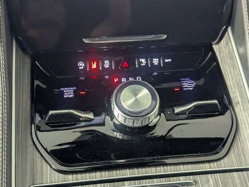 Certified 2024 Jeep Wagoneer L Series III w/ Flexible Seating Group image 25