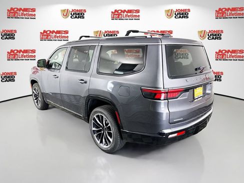 Used 2022 Jeep Wagoneer Series III w/ Premium Group I AWD/4WD image 2