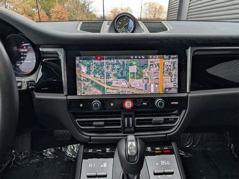 Used 2025 Porsche Macan image 9