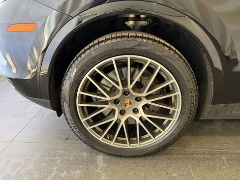 Certified 2023 Porsche Cayenne Platinum Edition image 10
