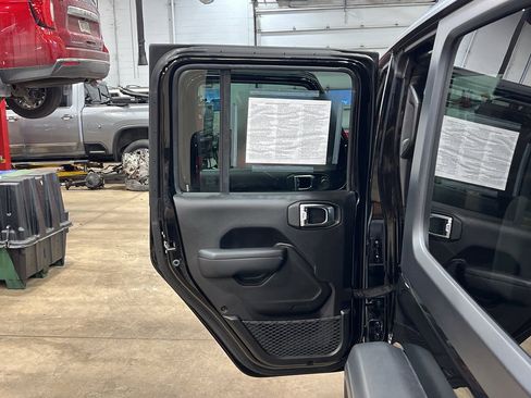 Used 2025 Jeep Wrangler Willys image 32