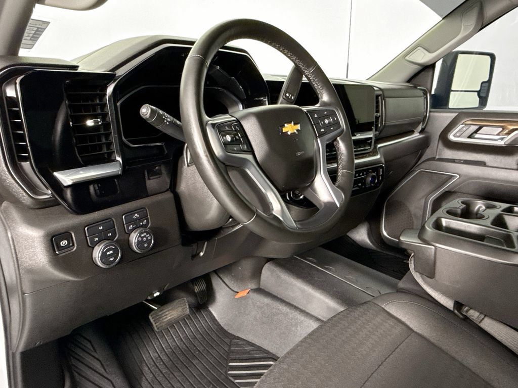 Used 2025 Chevrolet Silverado 2500 LT AWD/4WD image 9