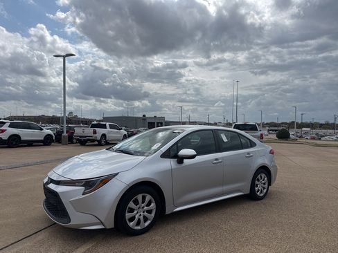 Used 2022 Toyota Corolla LE image 8