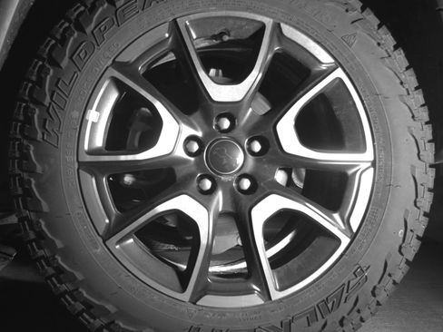Used 2025 Jeep Compass Trailhawk AWD/4WD image 14