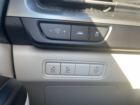 Used 2024 Kia Carnival LX image 12