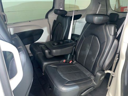 Used 2019 Chrysler Pacifica Touring-L image 12