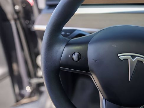 Used 2022 Tesla Model Y Long Range AWD/4WD image 13