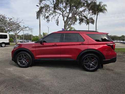 Used 2025 Ford Explorer ST-Line w/ Premium Package image 8
