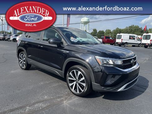 Used 2024 Volkswagen Taos SE image 3