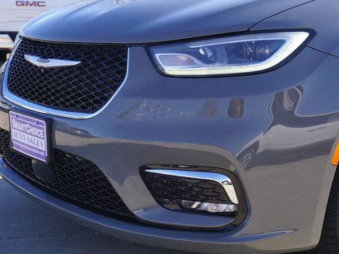 Used 2021 Chrysler Pacifica Touring-L image 11