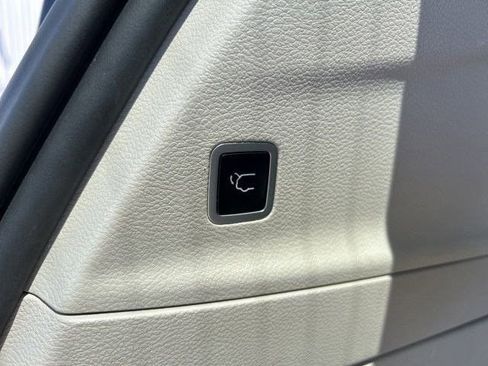 Used 2023 Chrysler Pacifica Touring-L FWD image 45