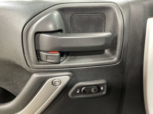 Used 2017 Jeep Wrangler Unlimited Sahara w/ Connectivity Group image 8